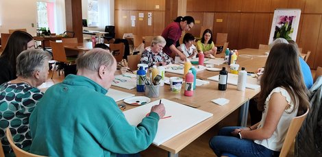 Mag. Holzknecht, HLW-Schülerinnen und LPBZ-BewohnerInnen beim Workshop