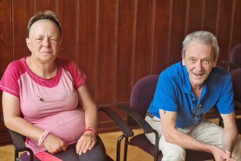 Zwei BewohnerInnen sehen beim Kegeln zu