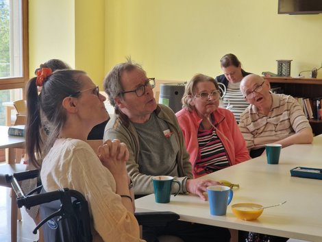 BewohnerInnen bei Tisch
