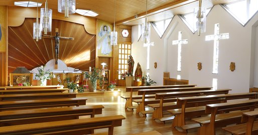 Blick in die Kapelle Richtung Altar