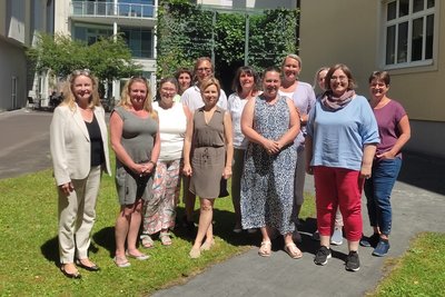 Dr. Dieplinger, Marlene Ornezeder und TeilnehmerInnen der Pflegegeld-Fortbildung