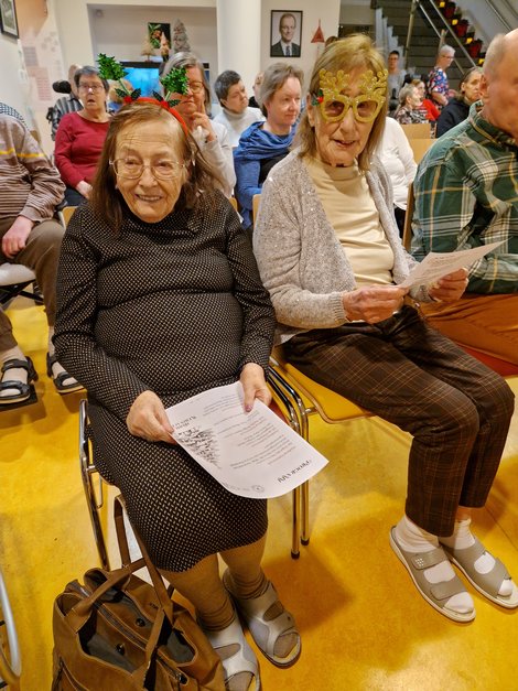 zwei Bewohnerinnen mit Liedtext