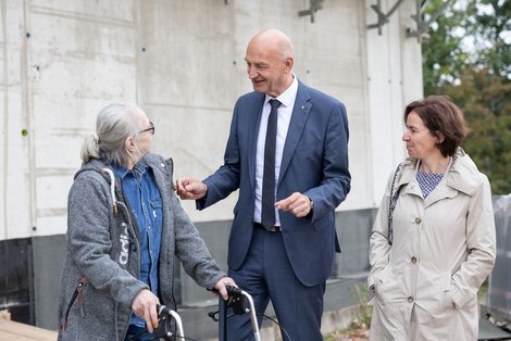 Bewohnerin Ursula Obergruber, Dr. Dörfel, Mag. Aspalter
