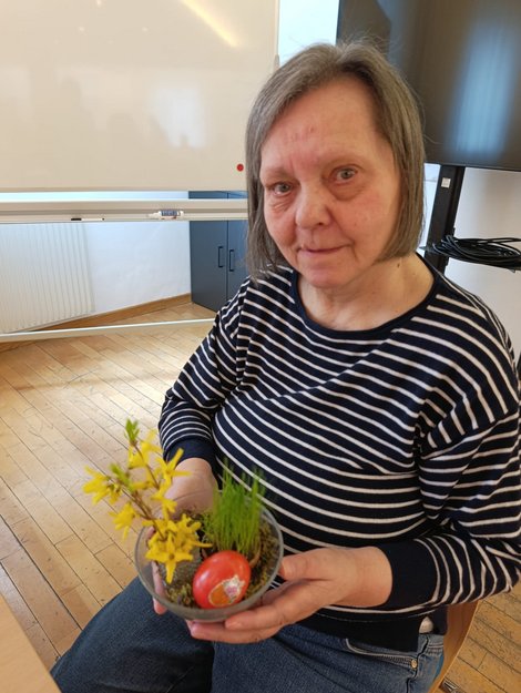 Bewohner mit kleinem Osternest