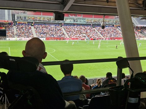 Bewohner schaut live Fußballspiel