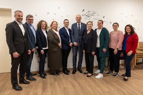 Gruppenfoto mit zehn Personen inkl. Dr. Dörfel in der WG Laakirchen