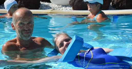 Therapeut und Bewohnerin bei der Schwimmtherapie