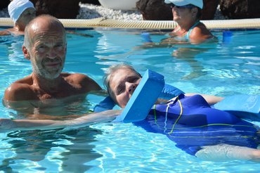 Therapeut und Bewohnerin bei der Schwimmtherapie