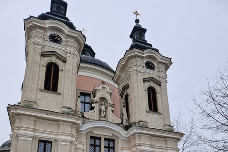barocke Kirche in weiß-rosé mit 2 Türmen und einer Kuppel
