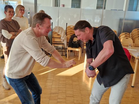 PART-Trainer Jochen Puchner und Haustechniker Josef Kranzer bei einer Übung