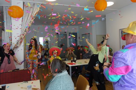 ausgelassene Stimmung bei den Maskierten im Wohnzimmer