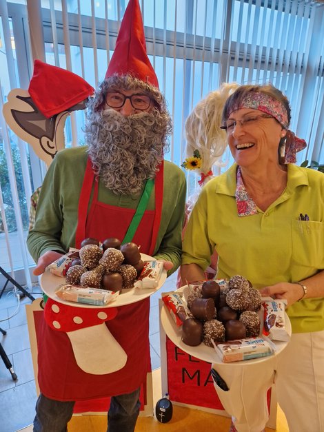 Chefzwerg Dir. Horst Konrad und PSD Annemarie Brandstetter mit Schwedenbomben