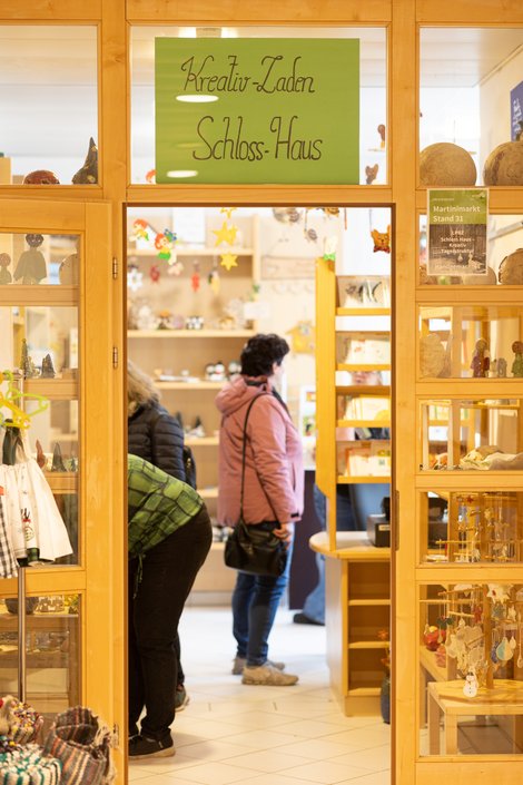 Besucher im Verkaufsraum