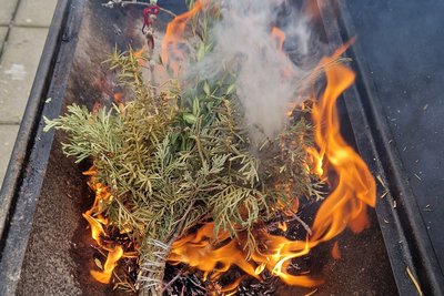 verbrennende Palmzweige im Griller für Aschenkreuz