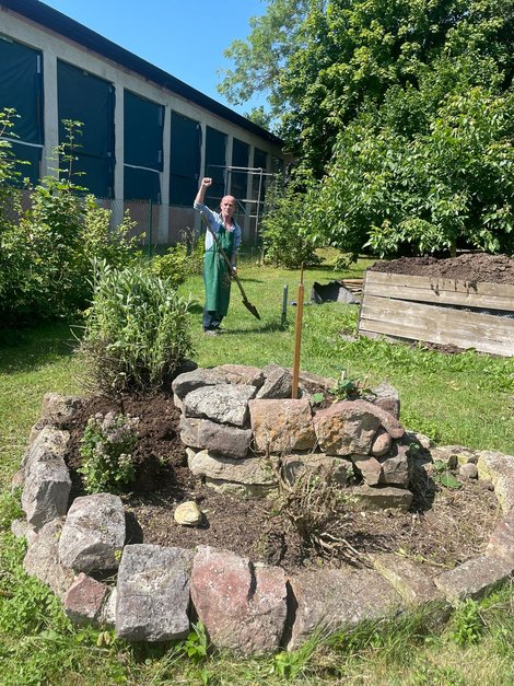 Bewohner bei Gartenarbeit