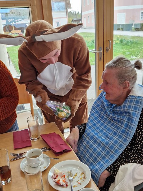 Osterhase beschenkt Bewohnerin