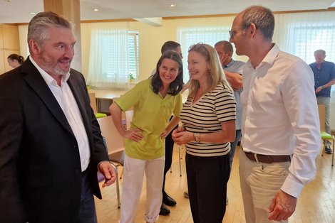 Behindetenpädagogin Beatrix Mitterhauser im Gespräch mit Dr. Dieplinger, Mag. Lambach und Dr. Schöffl