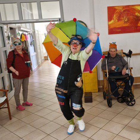 Tanzender Clown mit Schirm