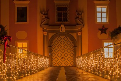 Beleuchteter Eingang Schloss Gschwendt