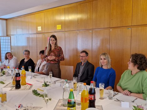 Gruppenfoto bei Ansprache von Vizebürgermeisterin Katrin Krenn