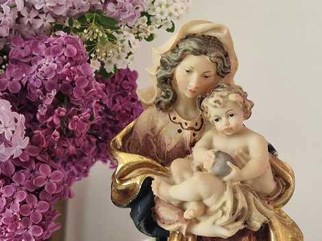 Altarschmuck: Marienstatue und lila Flieder
