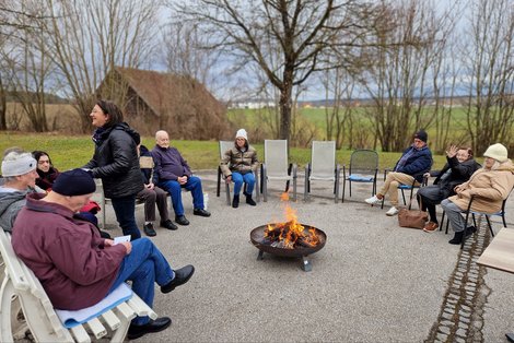 BewohnerInnen bei Feuerschale