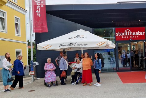 Gruppe vor dem Stadttheater Bad Hall