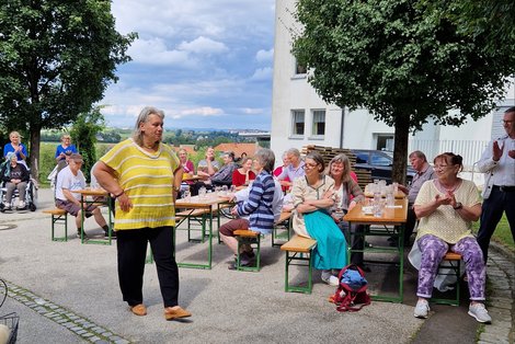 Bewohnerin bei Modenschau vor Publikum, LPBZ Christkindl