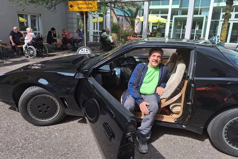 Bewohner sitzt im KITT-Auto