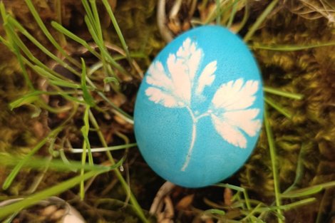 blaues Osterei mit Blattdruck