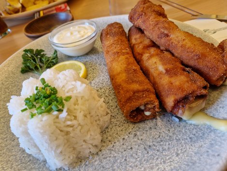 Gebackene Röllchen und Reis