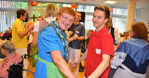 Zivildiener mit Bewohnerin beim Tanz