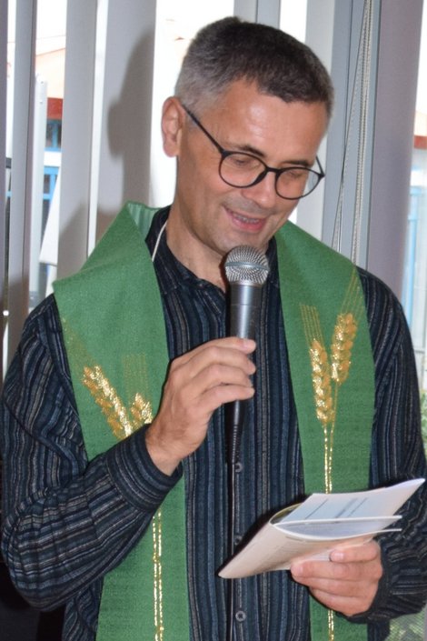 Pfarrer Franz Wöckinger aus Steyr liest Text zum Erntedank