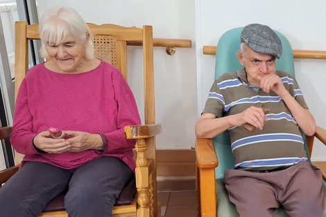 zwei Bewohner mit Schokoladenikolaus