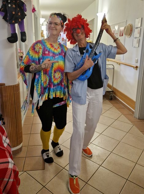 zwei kostümierte Mitarbeiterinnen