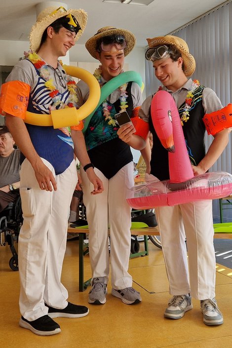 3 Zivis beim Singen