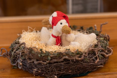 Dekogänse im Weidenkranz