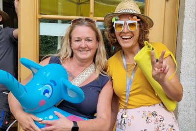 Nicole Lengauer und Dir. Daniela Braza-Horn im Beachparty-Outfit