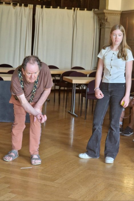 Bewohner und Mitarbeiterin an der Startlinie