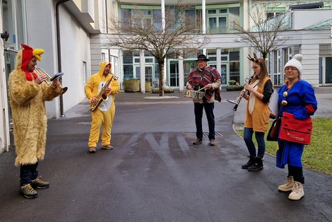 Musikanten beim Faschingblasen vor dem LPBZ