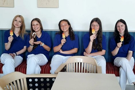 Schloss Haus-Ferialpraktikantinnen essen Eis