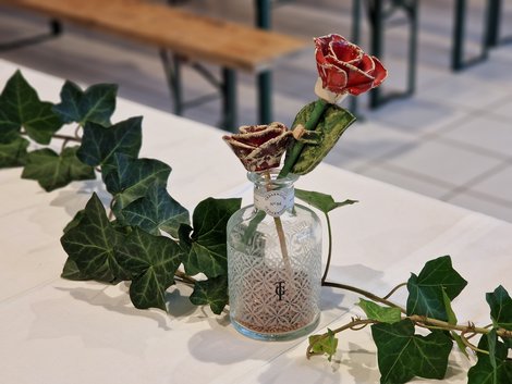 Tischschmuck Tonrose im Glas mit Efeu