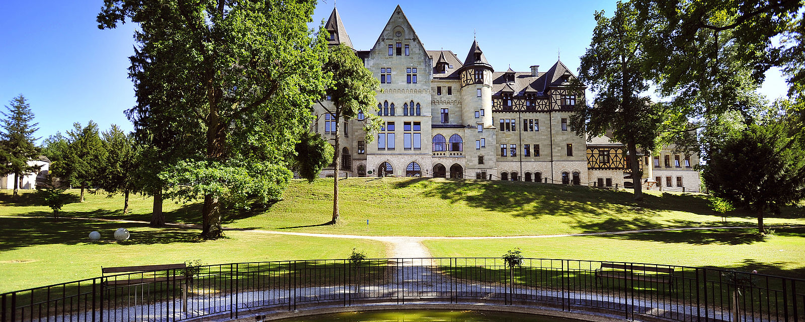 Außenansicht Schloss Cumberland mit Teich im Vordergrund