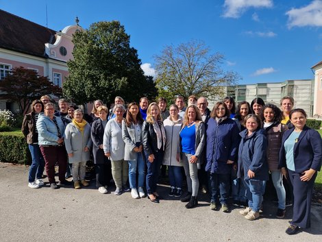 Gruppenfoto vor dem LPBZ Schloss Gschwendt