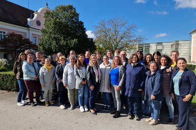 Gruppenfoto vor dem LPBZ Schloss Gschwendt