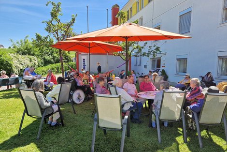Gruppenfoto unter Sonnenschirmen