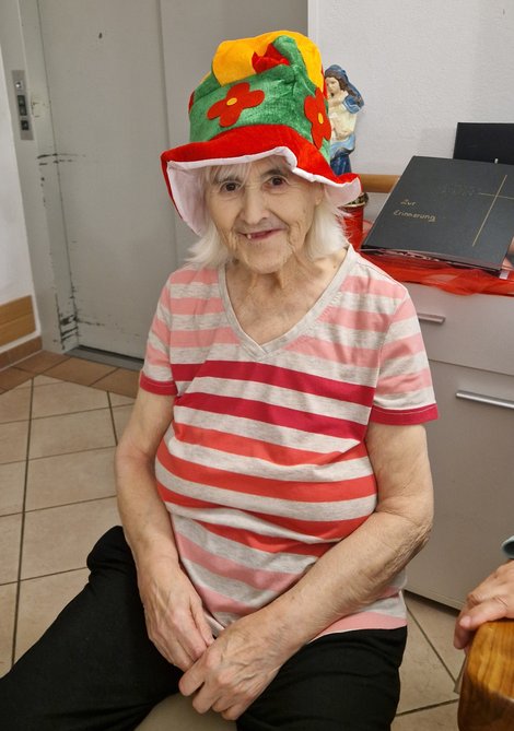 Bewohnerin im Faschingskostüm