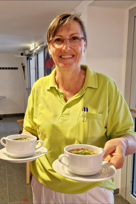 Annemarie Brandstetter (PSD) serviert die Vorspeise