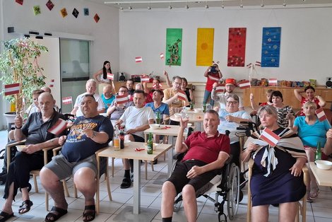 Gruppenfoto fußballbegeisterter BewohnerInnen