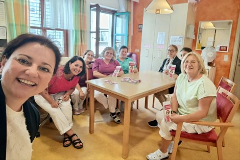 Mitarbeiterinnen-Gruppenfoto Wohnbereich 2 und Sabine Eingang 